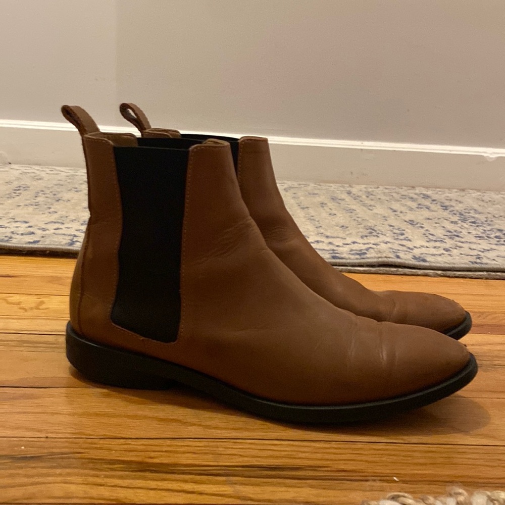 Everlane women’s leather Chelsea boots in camel brown, size 8.5